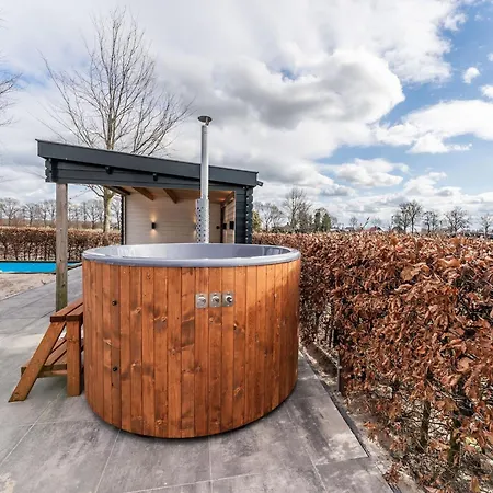 In With Hot Tub, Cleaning Included Nyaraló *